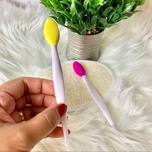 2 Lip scrub brush & 1 Loofah pad